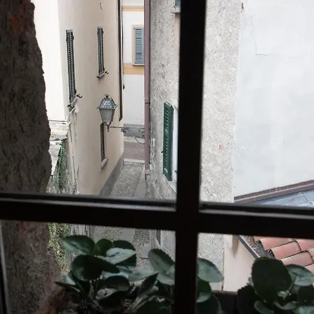 Piazzetta Del Castello * Cernobbio